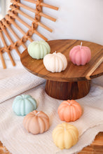 Lataa kuva Galleria-katseluun, Kurpitsakynttilä – Vegaaninen & Käsintehty