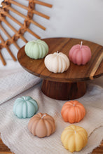 Lataa kuva Galleria-katseluun, Kurpitsakynttilä – Vegaaninen & Käsintehty