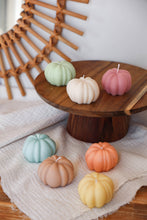 Lataa kuva Galleria-katseluun, Kurpitsakynttilä – Vegaaninen & Käsintehty