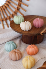 Lataa kuva Galleria-katseluun, Kurpitsakynttilä – Vegaaninen & Käsintehty