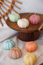 Lataa kuva Galleria-katseluun, Kurpitsakynttilä – Vegaaninen & Käsintehty