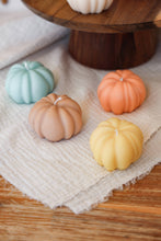 Lataa kuva Galleria-katseluun, Kurpitsakynttilä – Vegaaninen & Käsintehty