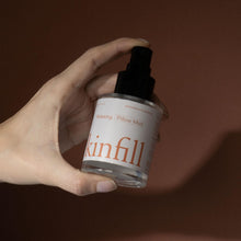 Lataa kuva Galleria-katseluun, Rentouttava Tyynysuihke Kamomilla & Mandariini – Parantaa Unen Laatua