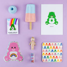 Lataa kuva Galleria-katseluun, Care Bear Sending Rainbows -glittertarra
