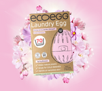 EkoEgg-pyykinpesuainesetti, jossa on vaaleanpunainen muna ja kukka-asetelma.
